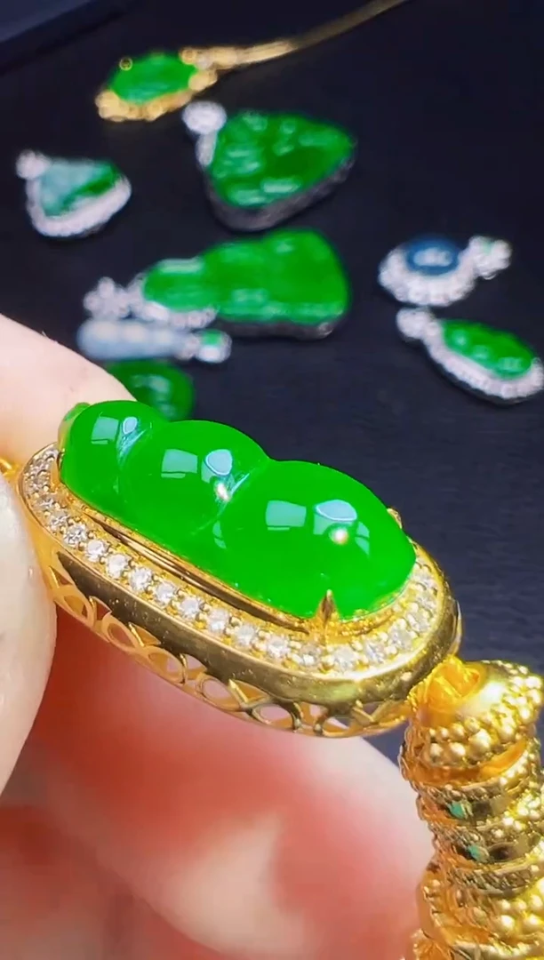 足金镶嵌手链翡翠杏*翡翠