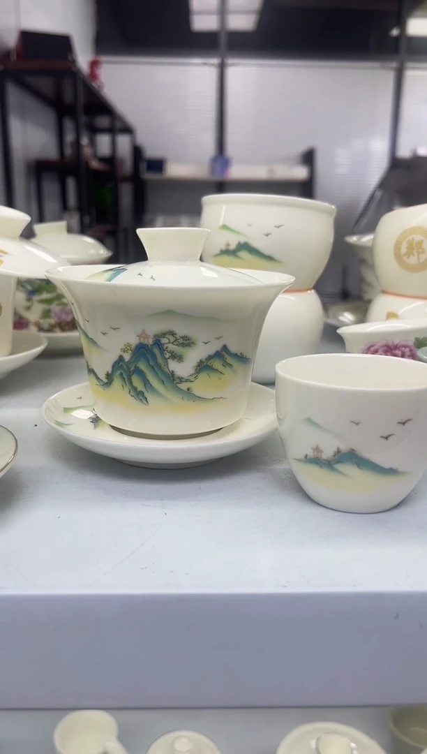 中号马蹄绿山水悬停盖碗
