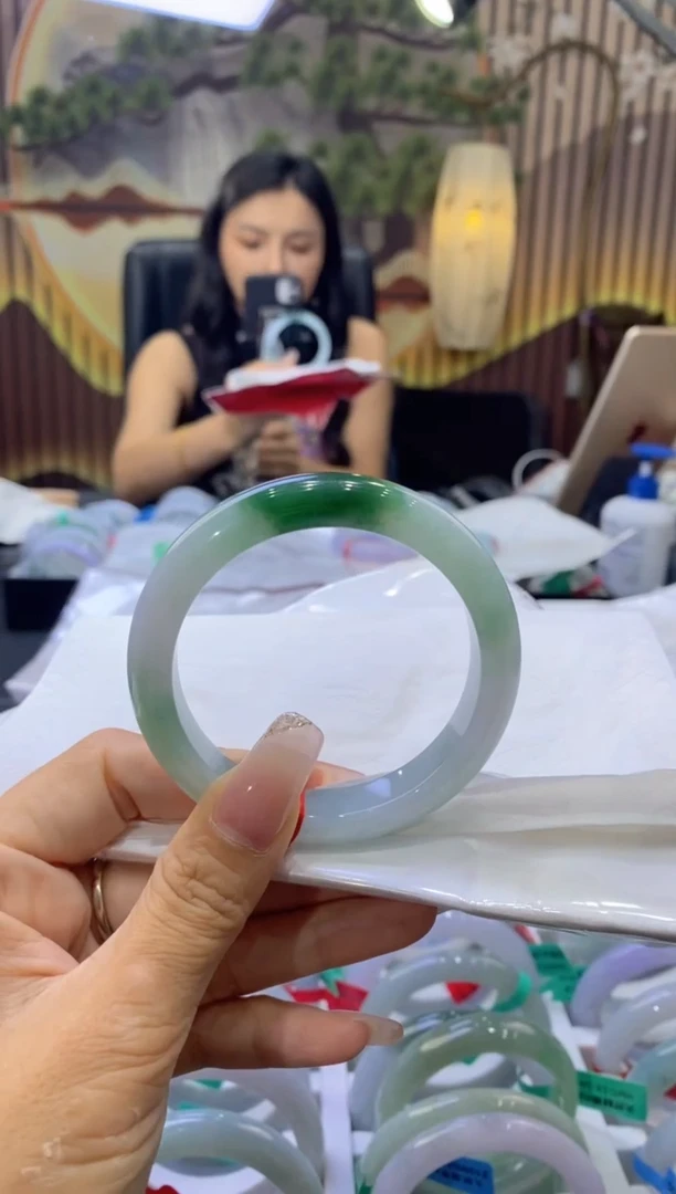 翡翠手镯未镶嵌怪*?00002900