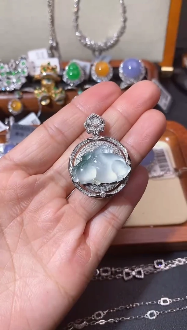 【闪购商品】翡翠颈饰18K金镶嵌吊坠