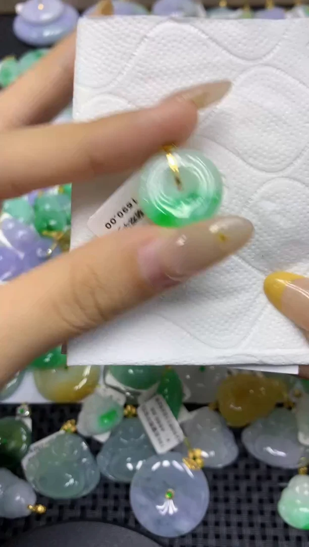 颈饰18K金镶嵌翡翠天然缅甸翡翠A货