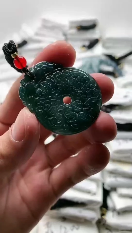 翡翠未镶嵌颈饰平安扣