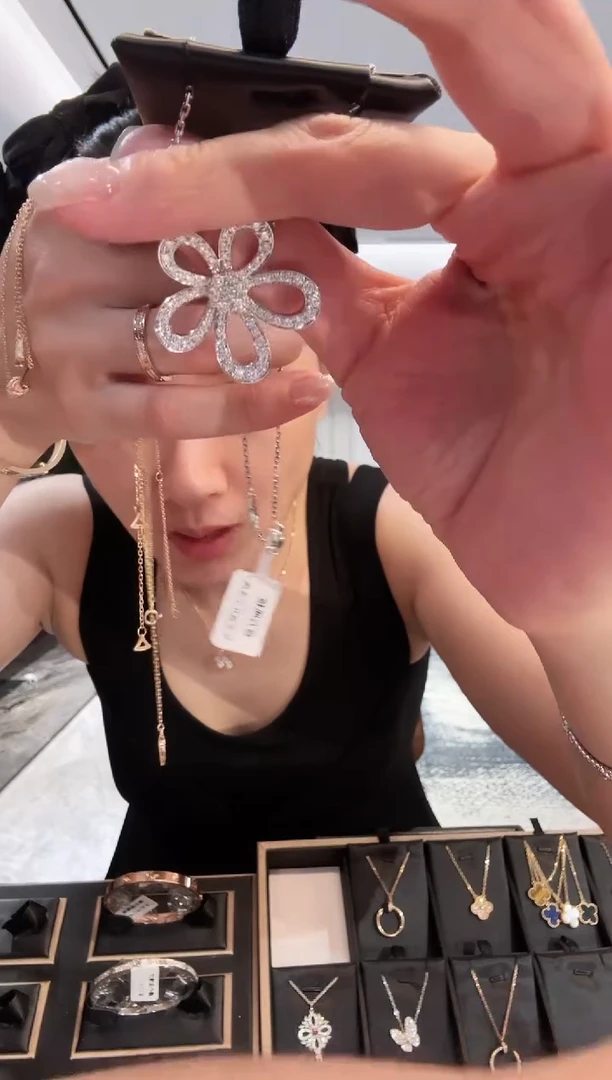 颈饰钻石18K金镶嵌满钻蕾丝花项链