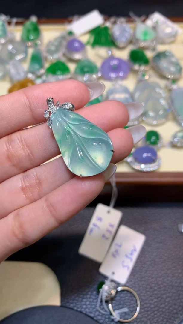 颈饰18K金镶嵌翡翠1