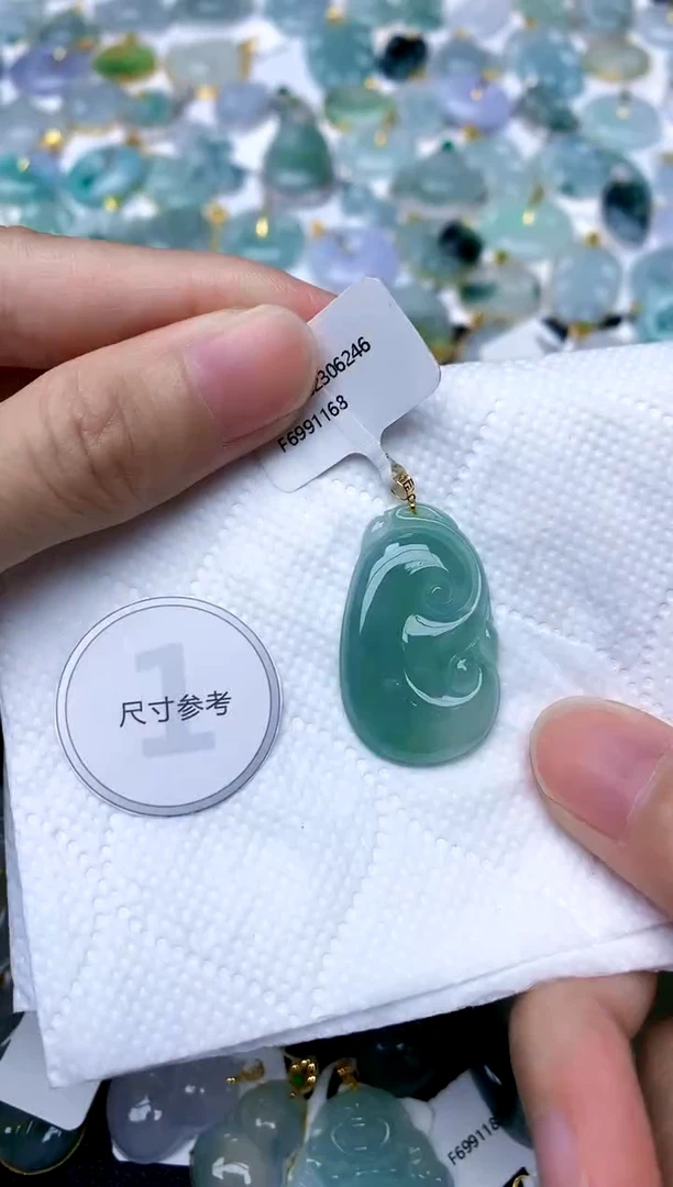颈饰18K金镶嵌翡翠天然A货翡翠
