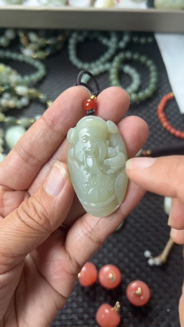 和田玉未镶嵌颈饰（多样性发一件）没有证书有瑕