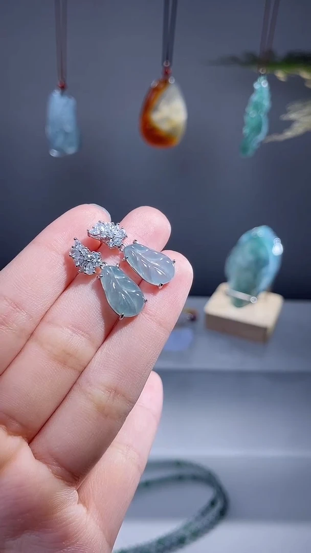 颈饰未镶嵌翡翠耳饰