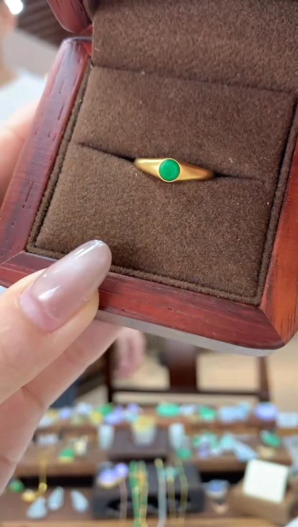 18K金镶嵌戒指翡翠戒指