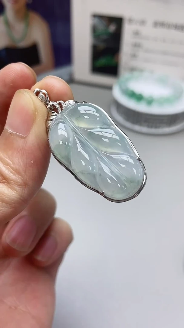 翡翠18K金镶嵌颈饰叶子