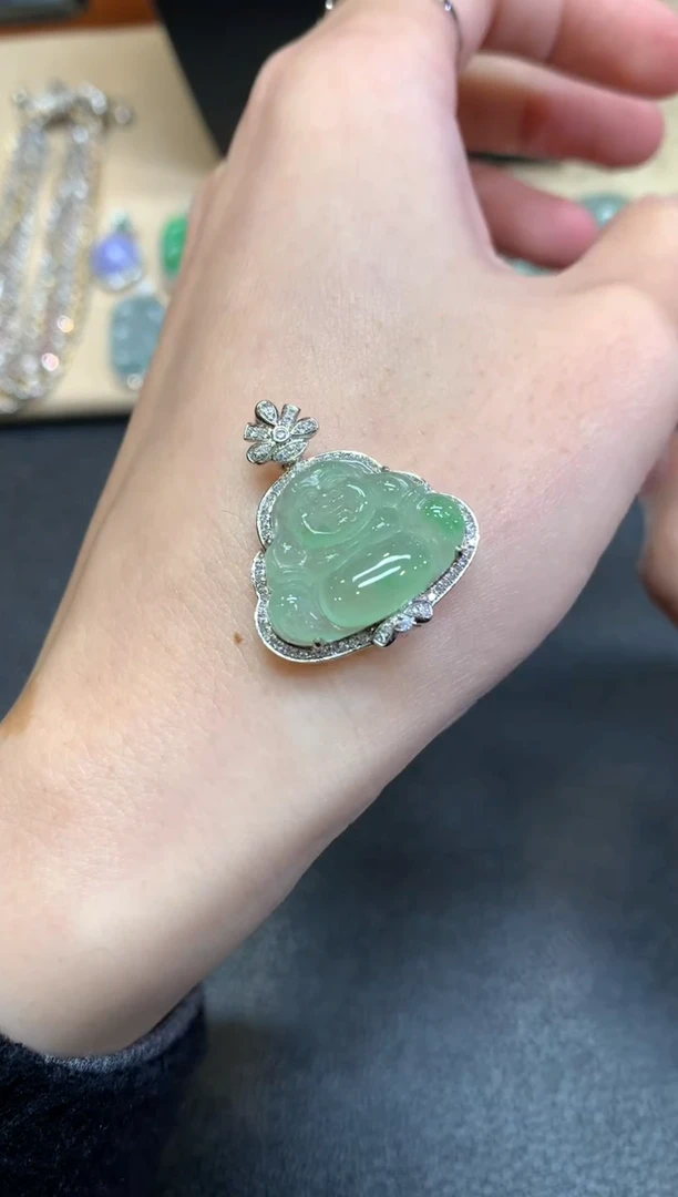 【闪购商品】翡翠颈饰18K金镶嵌佛公【无服务费】