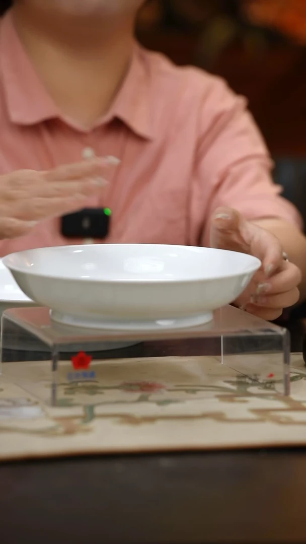 2个微瑕白胎8英寸龙呙盘（无底款）