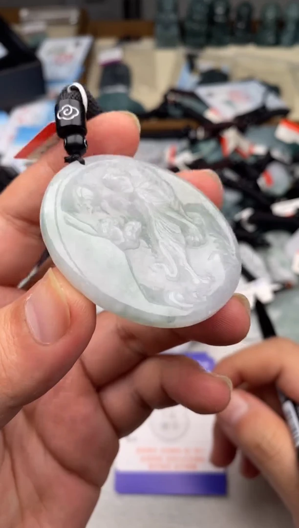 翡翠未镶嵌颈饰 多样性发其一
