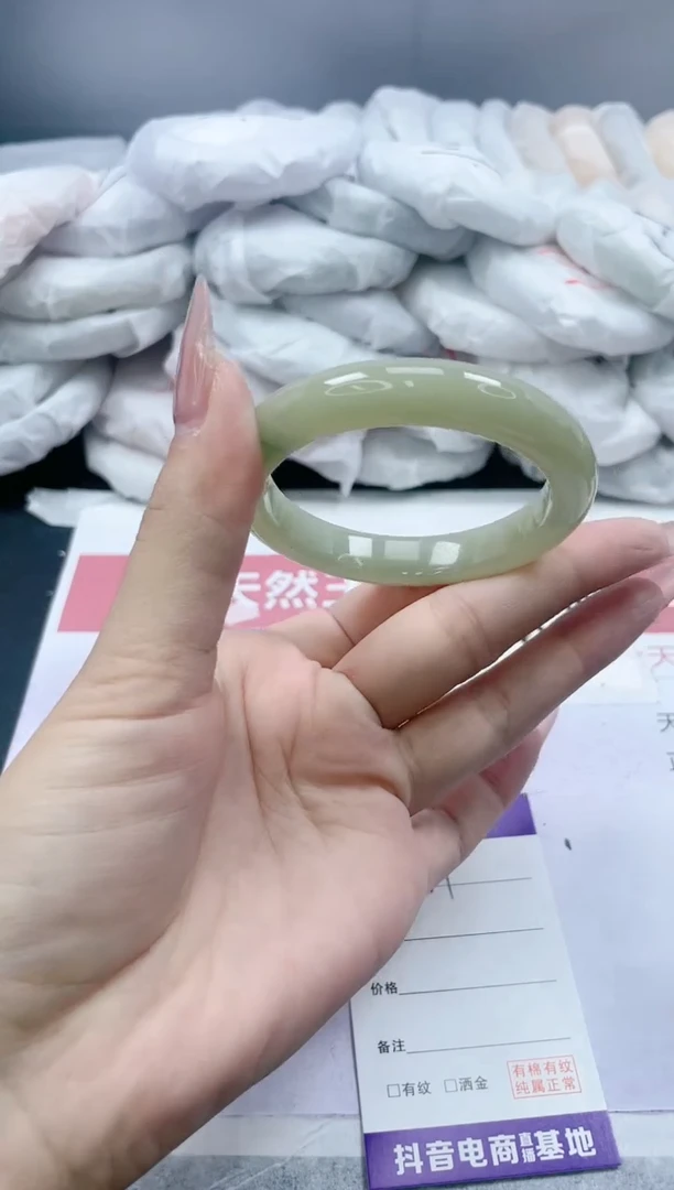 【闪购商品】石英质玉手镯未镶嵌39/51.7