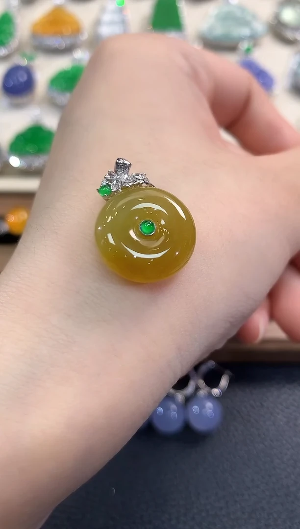 翡翠18K金镶嵌吊坠(不含链)春日珠宝 C28