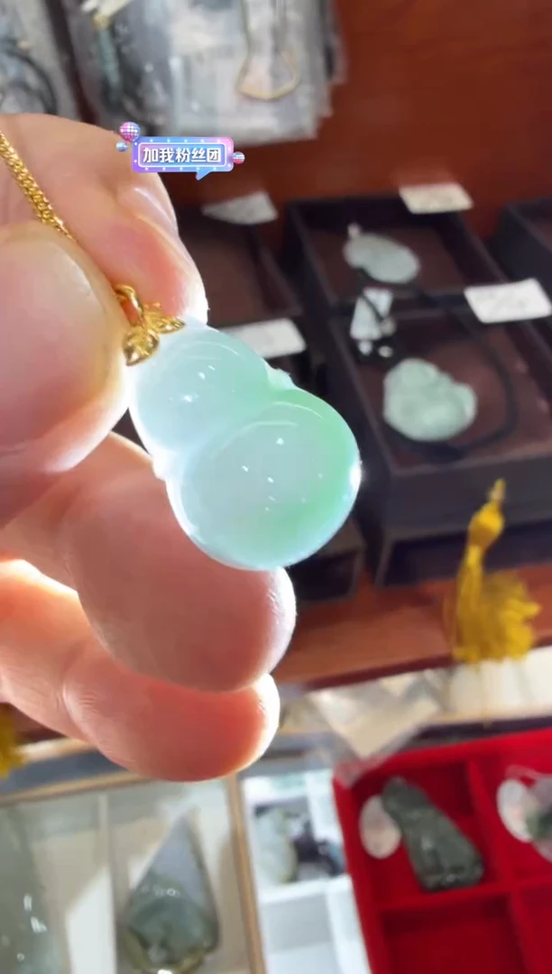 18K金镶嵌挂件翡翠A货翡翠多样性孤品