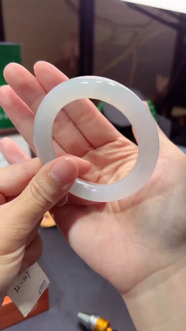 翡翠手镯未镶嵌翡翠手镯4