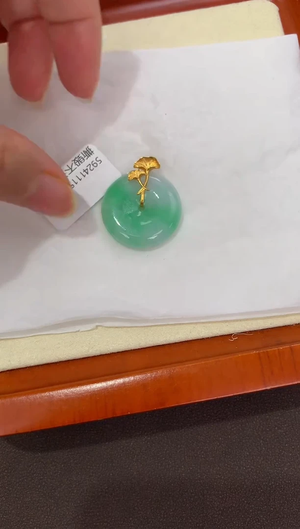 翡翠18K金镶嵌颈饰天然缅甸a货翡翠