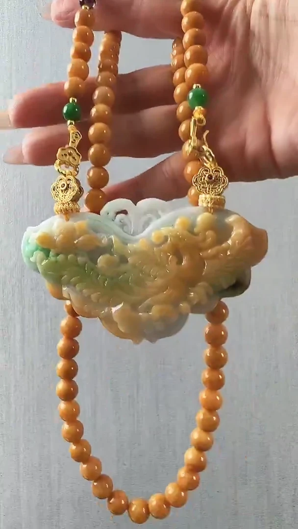 颈饰未镶嵌翡翠蝴蝶
