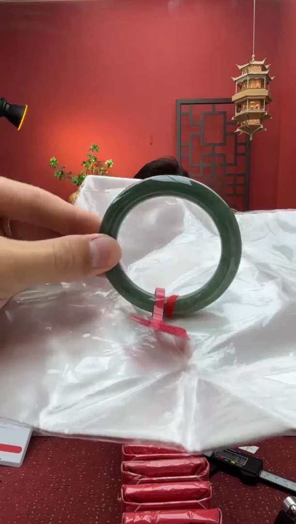 未镶嵌手镯（圆镯）翡翠翡翠手镯1