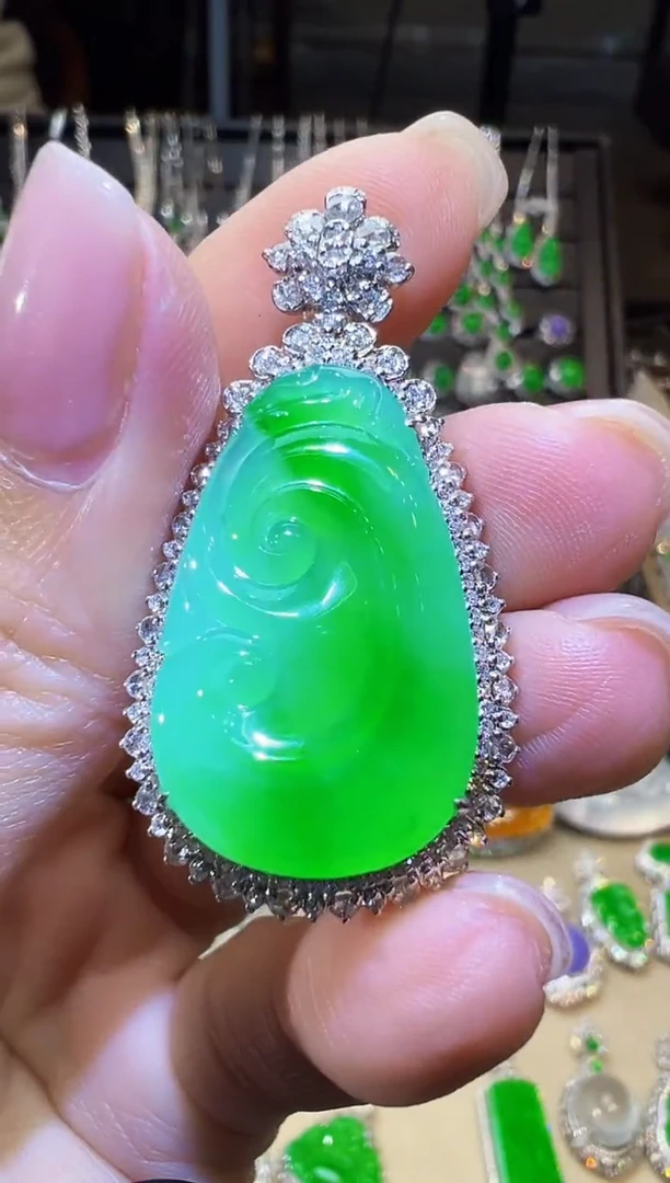 吊坠(不含链)18K金镶嵌翡翠如意