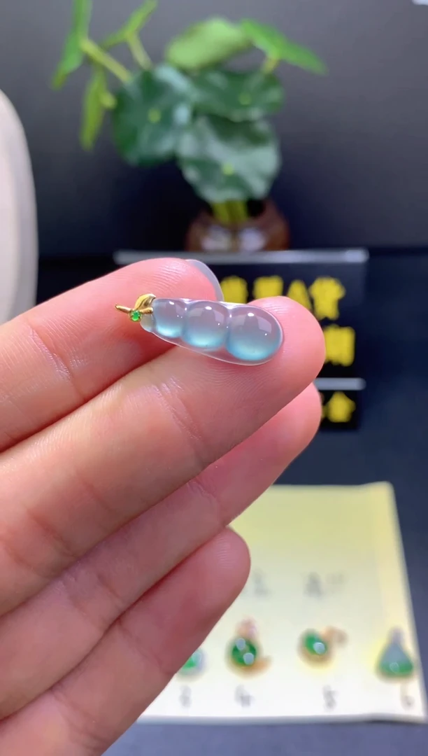 翡翠18K金镶嵌颈饰翡翠吊坠