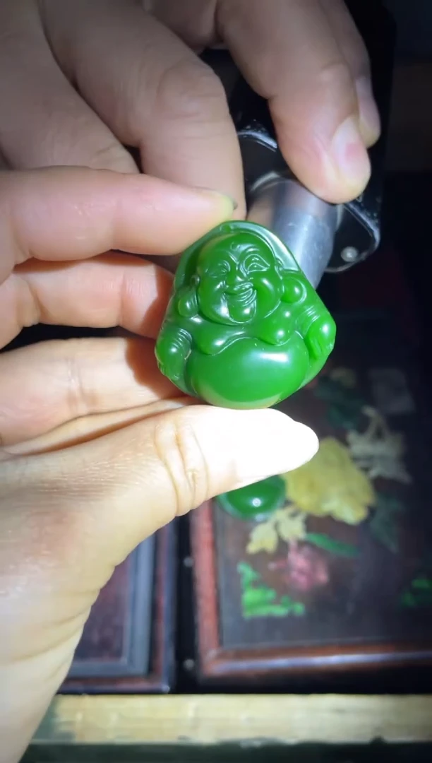 和田玉未镶嵌颈饰菠菜绿弥勒佛1件