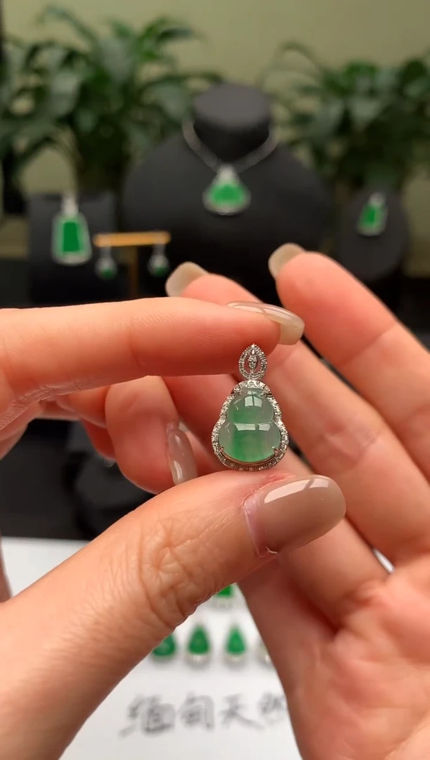 【闪购商品】翡翠颈饰18K金镶嵌葫芦