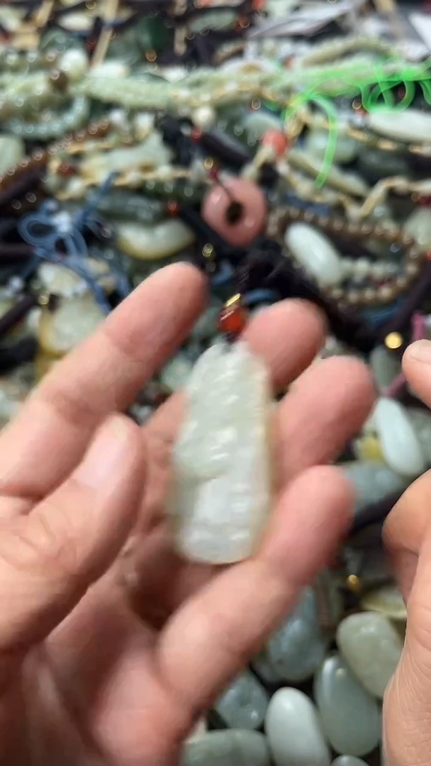 和田玉未镶嵌颈饰（多样性发一件）没有证书有瑕