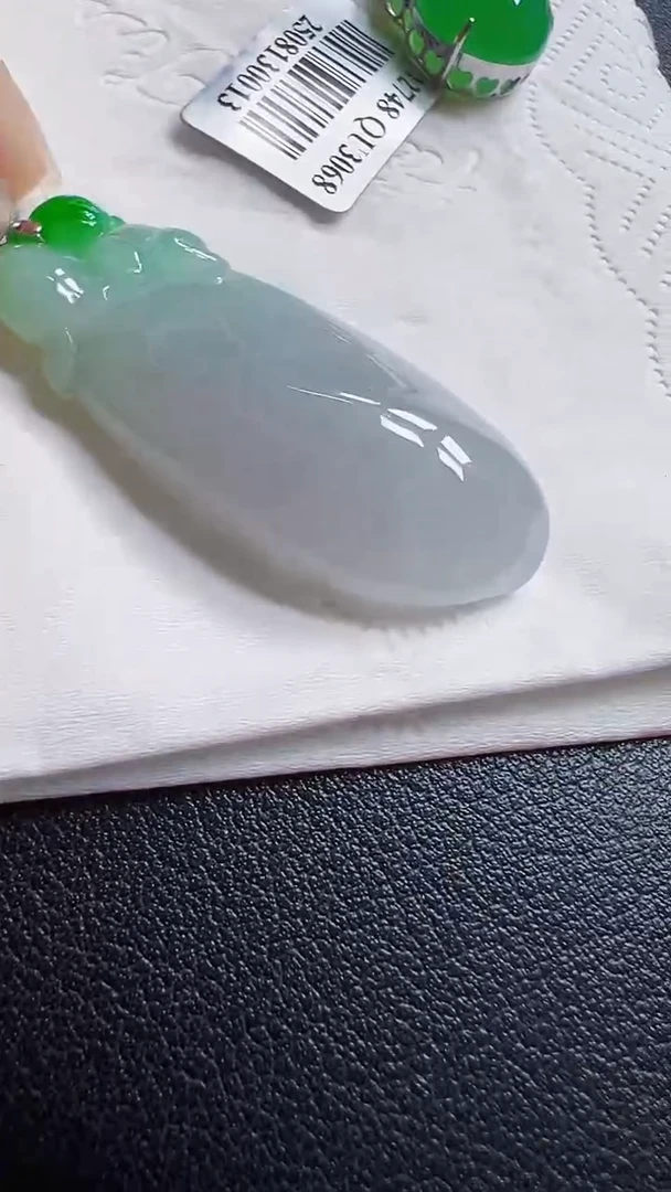 颈饰18K金镶嵌翡翠瓜