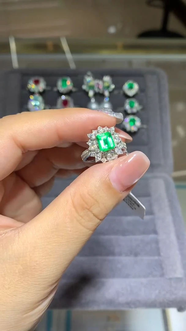 18K金镶嵌戒指祖母绿1.06CT