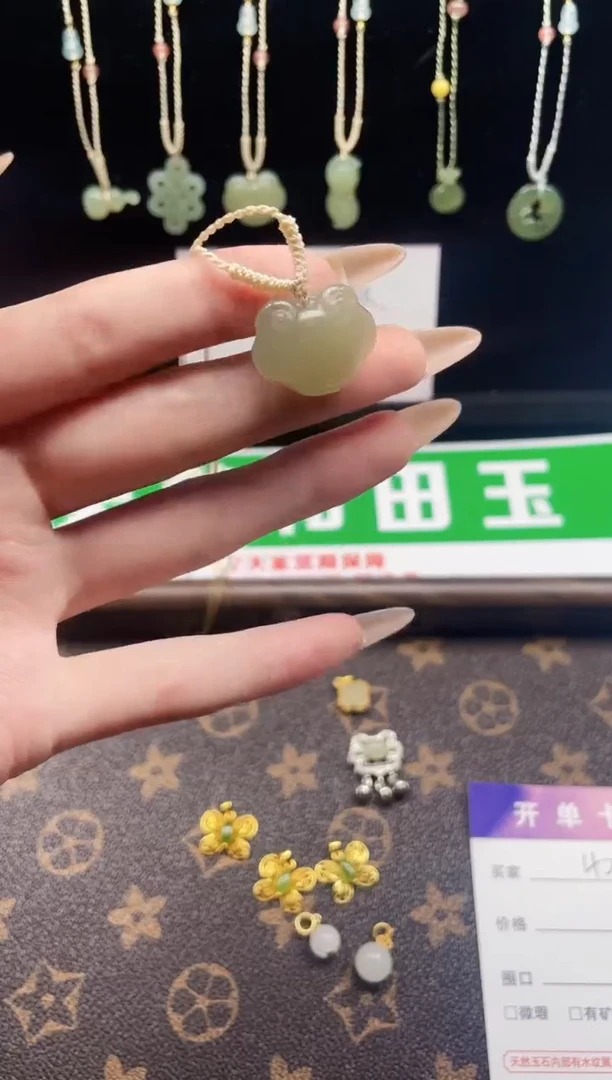 吊坠(不含链)未镶嵌和田玉40-