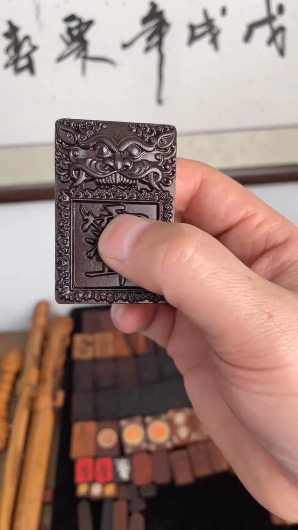 【闪购商品】木枣木单面玉华虎头杀伐紫薇讳吊坠
