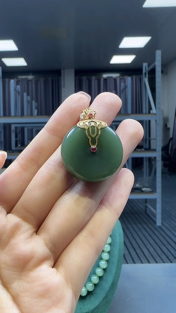 18K金镶嵌和田玉挂件1