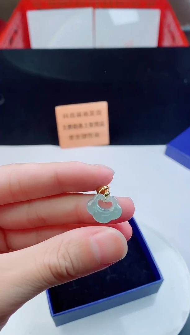 颈饰未镶嵌翡翠   `