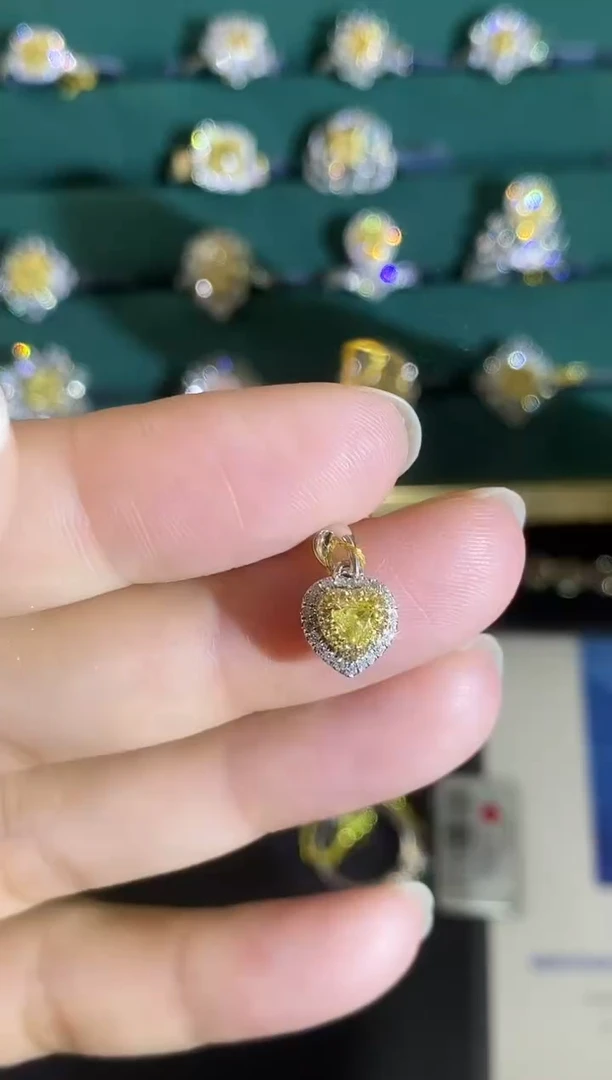 18K金镶嵌吊坠钻石77