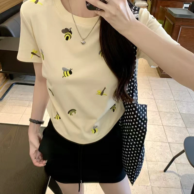小蜜蜂刺绣正肩短袖T恤女设计感夏季新款韩版修身短款显瘦上衣潮