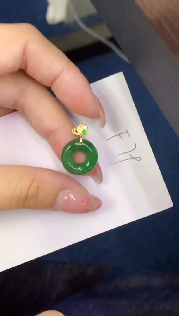 翡翠未镶嵌颈饰缅甸天然翡翠A货