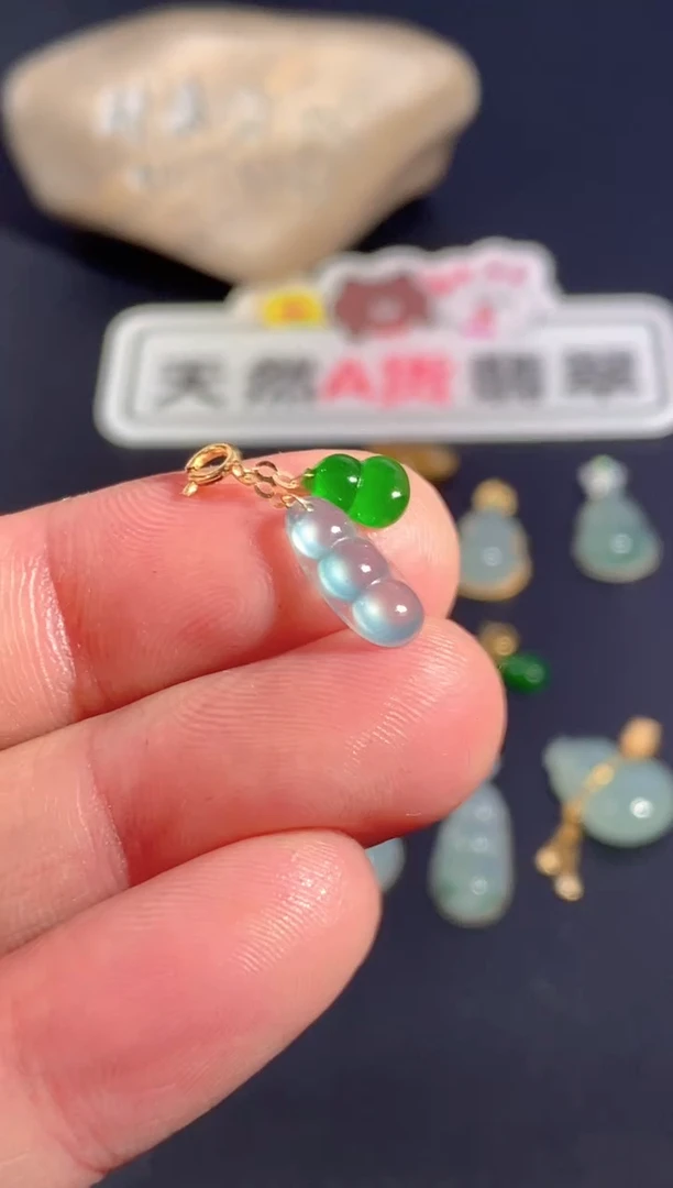 颈饰18K金镶嵌翡翠