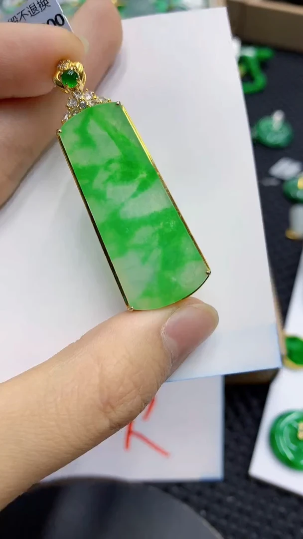 翡翠18K金镶嵌颈饰        1