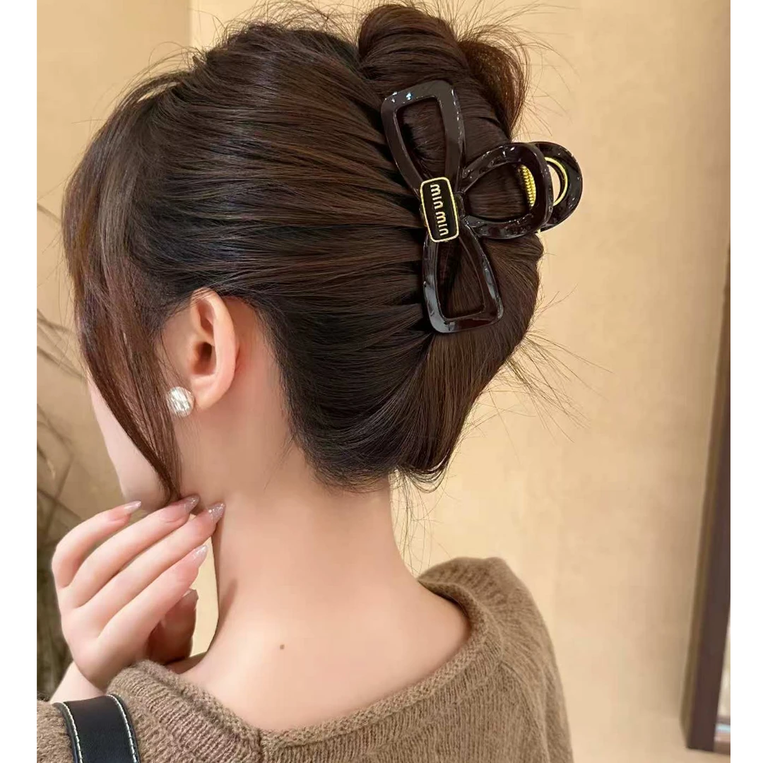 巧克力棕字母蝴蝶结抓夹鲨鱼夹发夹女2025新高级感后脑勺夹子发饰