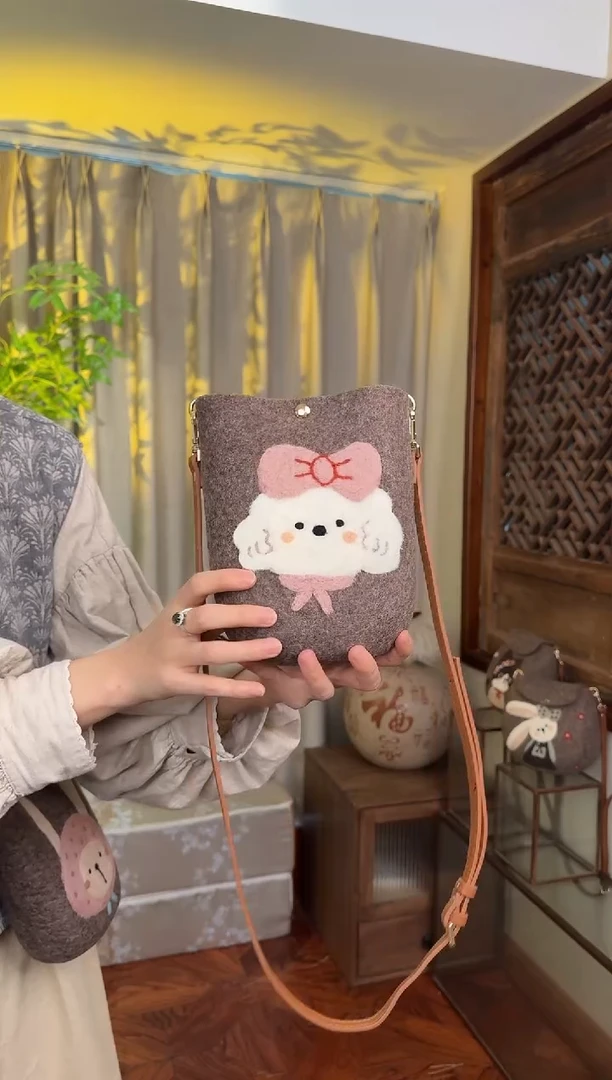 羊毛非遗纯手工包  手机包小狗