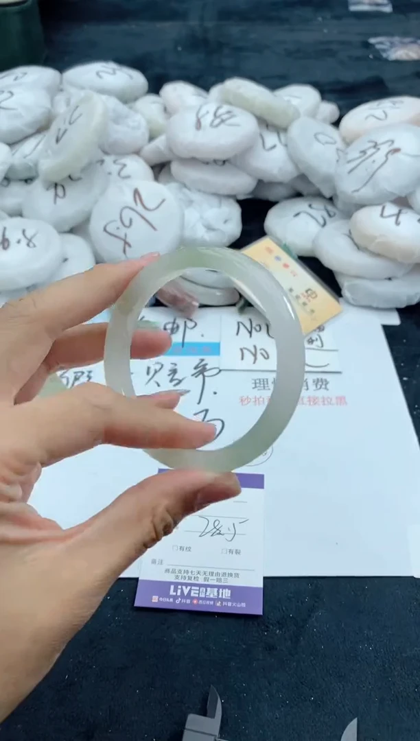 【闪购商品】石英质玉手镯未镶嵌27