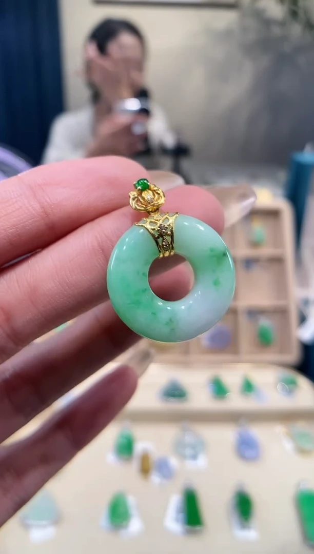 【闪购商品】翡翠吊坠(不含链)18K金镶嵌甜甜圈