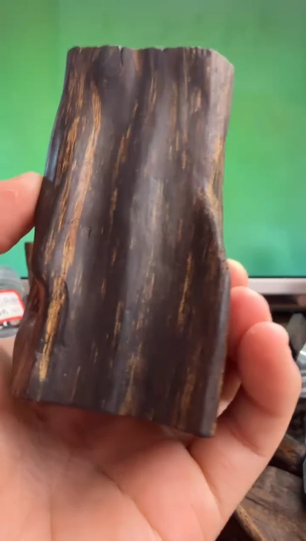 沉香手把件伽罗多样性发一