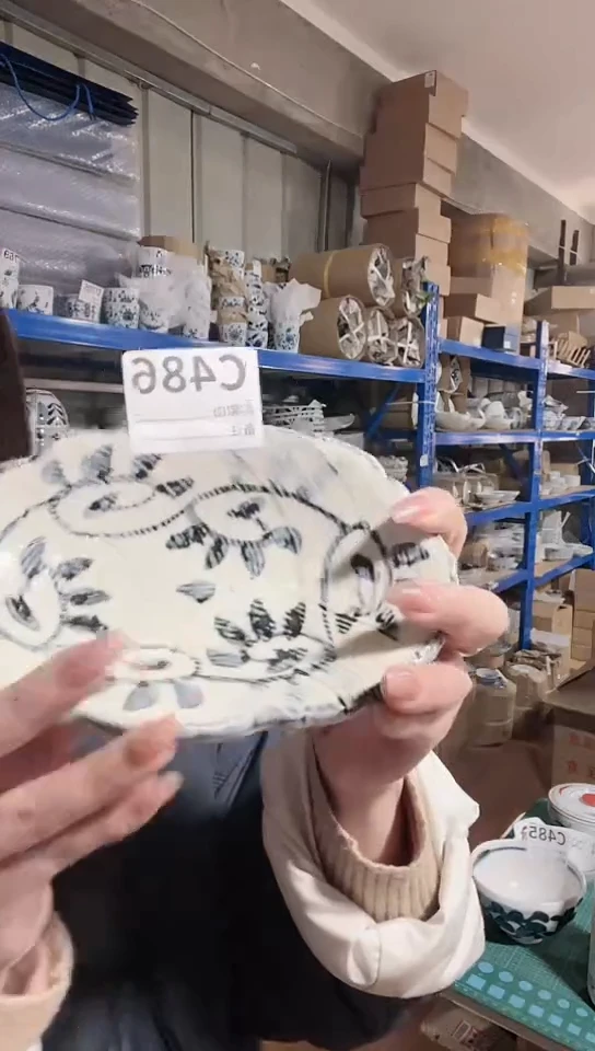 【闪购商品】瓷片日本进口瓷器唐草18cm四足盘C486