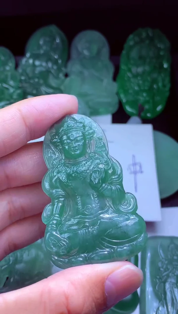 未镶嵌定制翡翠红****～天然缅甸翡翠A货毛货吊坠
