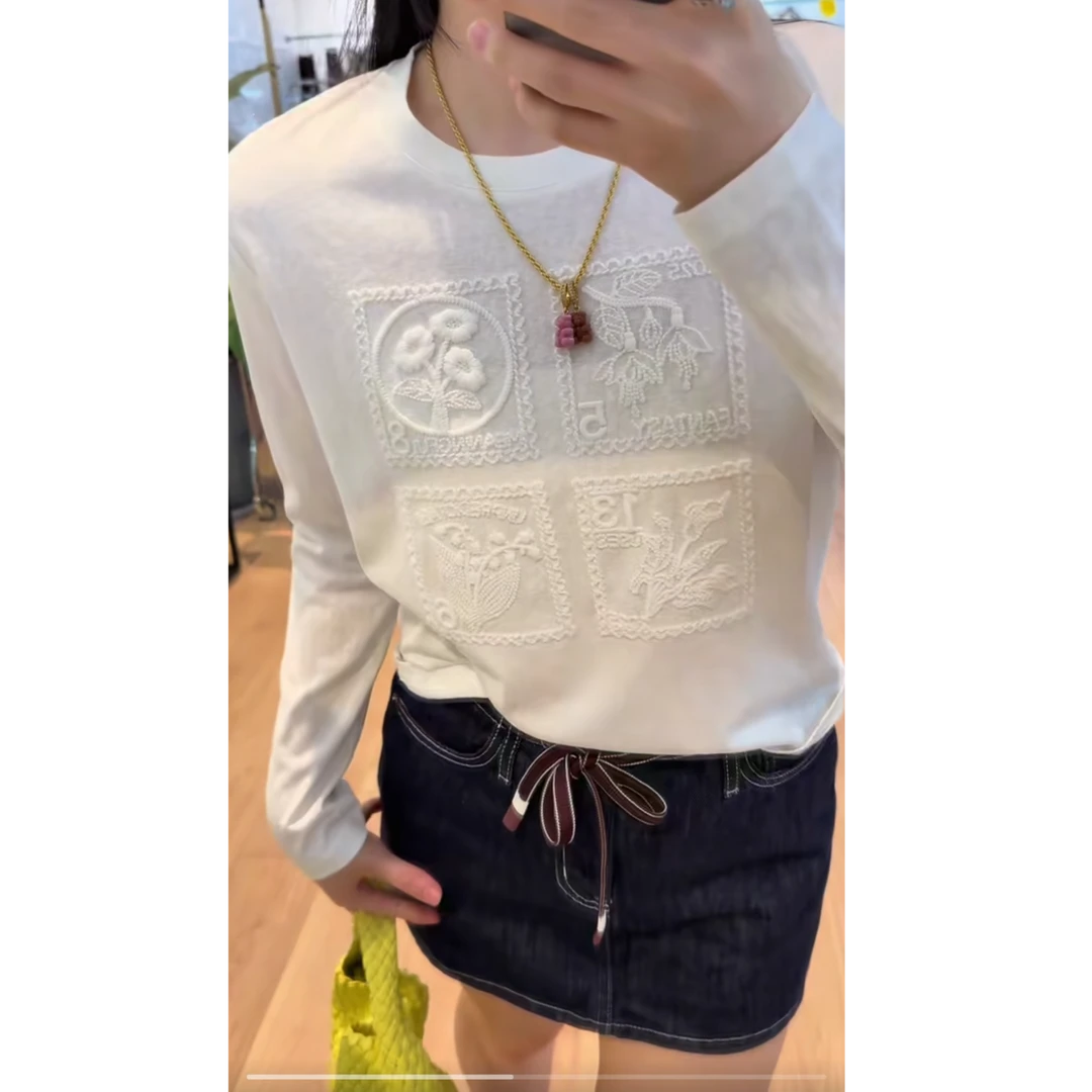 PM王囡囡 白色圆领绣花四宫格图案长袖薄T恤 ND1C1387