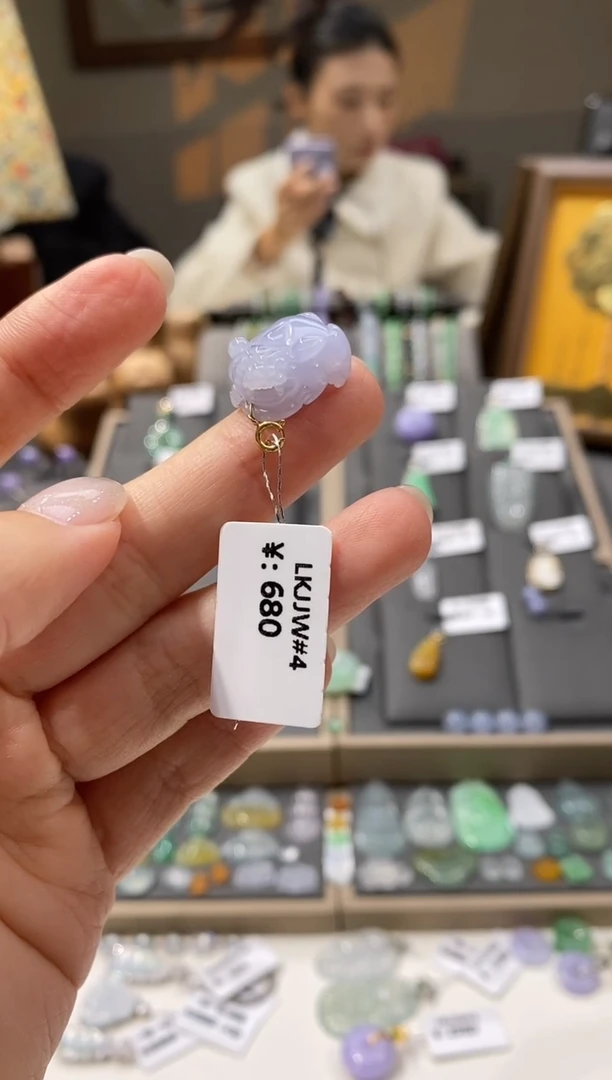 颈饰18K金镶嵌翡翠貔貅