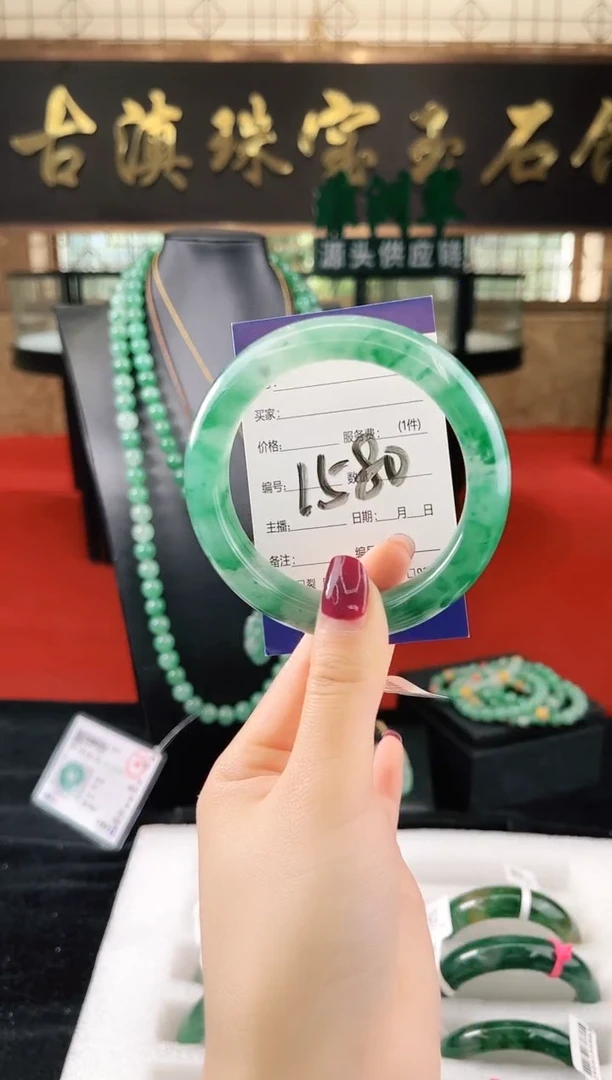 未镶嵌手镯石英质玉（非洲翠）微瑕，一经发货，运费不退介意勿拍