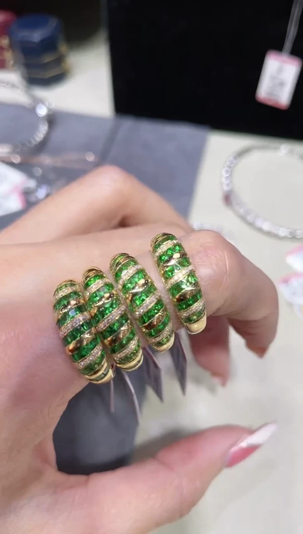 18K金镶嵌石榴石沙弗莱戒指 多样性发其一